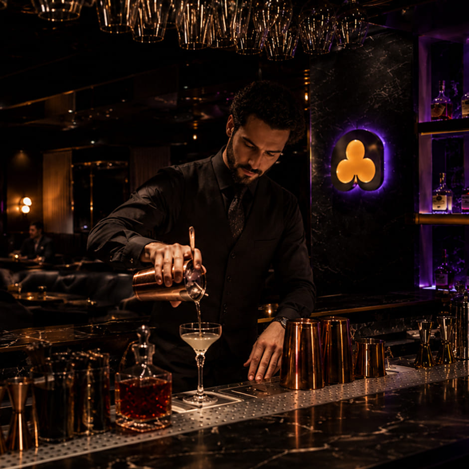 Barman przygotowujący koktajl za barem Refined Session