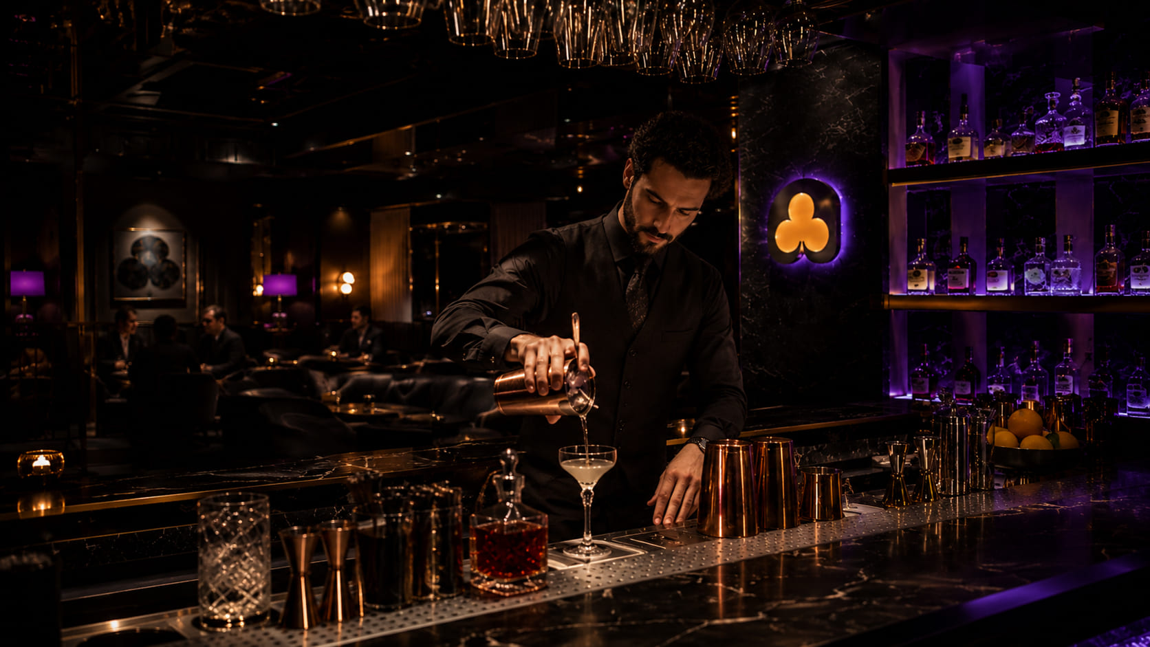 Barman serwujący koktajl gościom