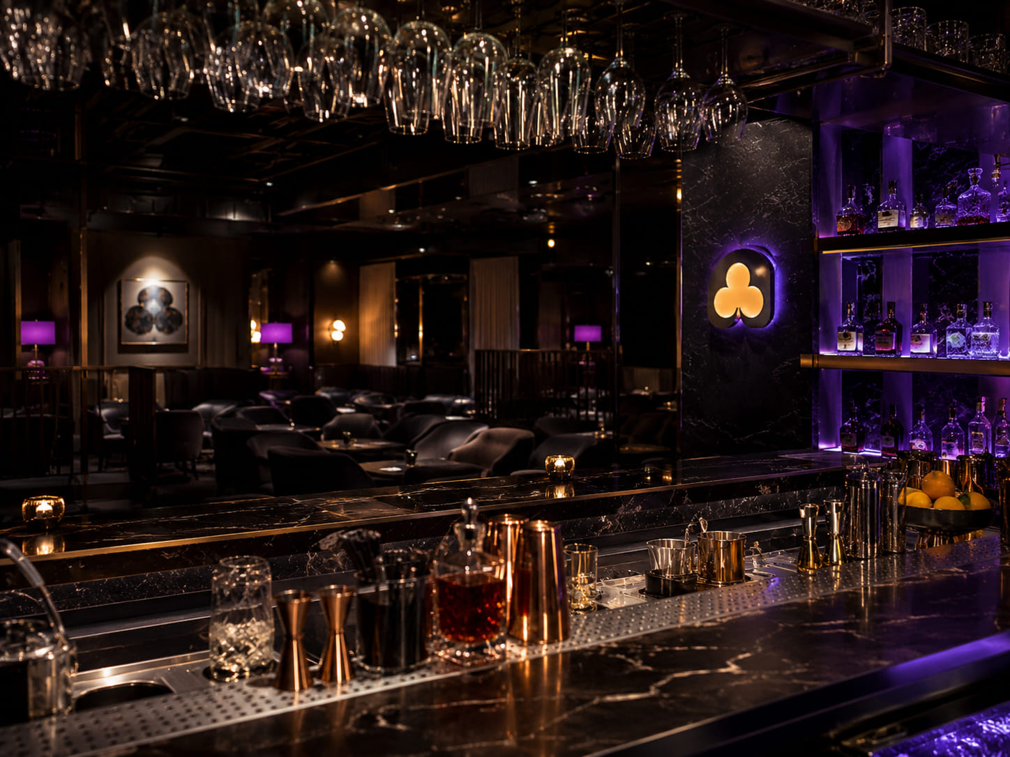 Nakryty stół w restauracji Refined Session — polska kuchnia w eleganckim wnętrzu